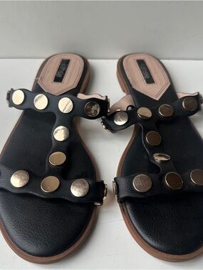 Kensie Black Leather T-Strap Flat Sandals Women's Size 9 Gold Studs